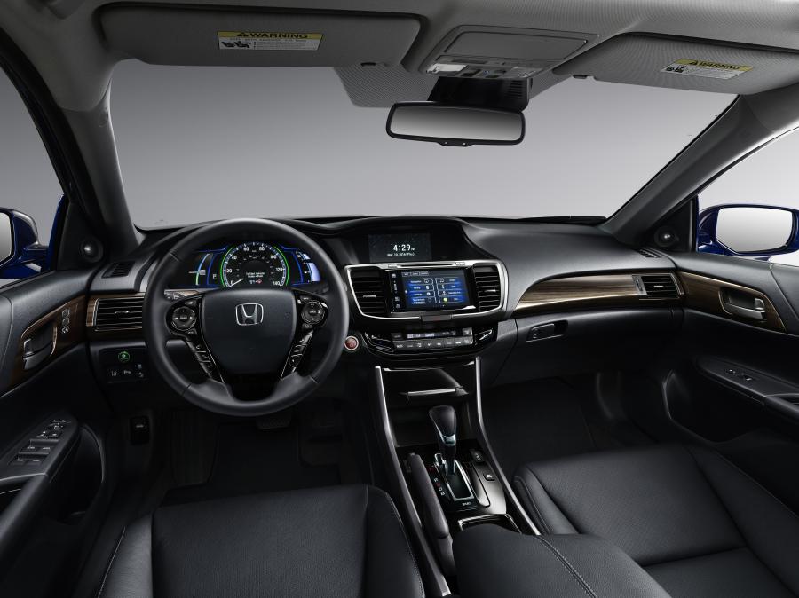 Торпедо Honda Accord Hybrid 2016 года  (NA) (фото 35 из 41)